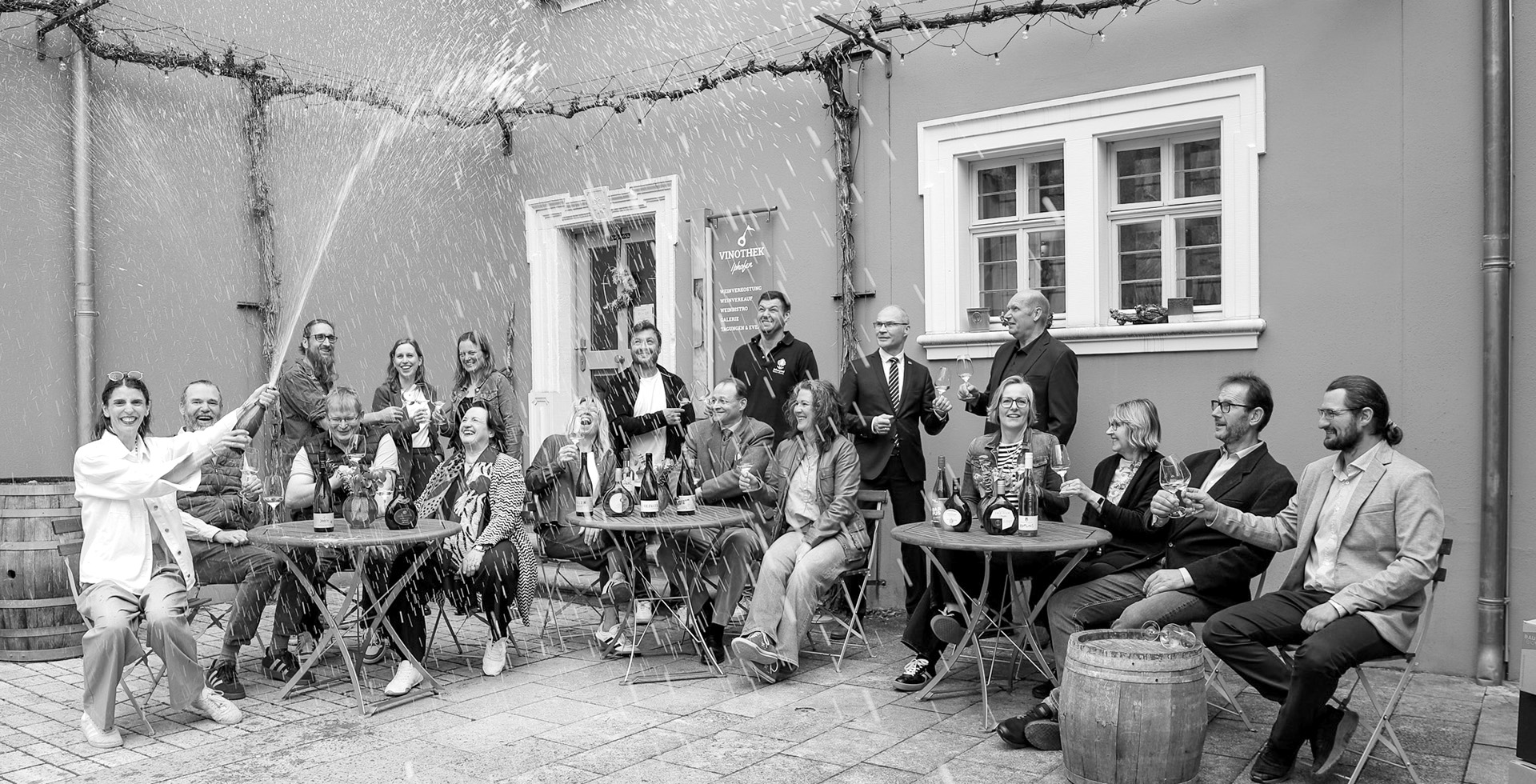 Sektdusche in der Vinothek-Winzer anlässlich des 25jährigen Jubiläums der Vinothek (Bild©2026 R.Schober)